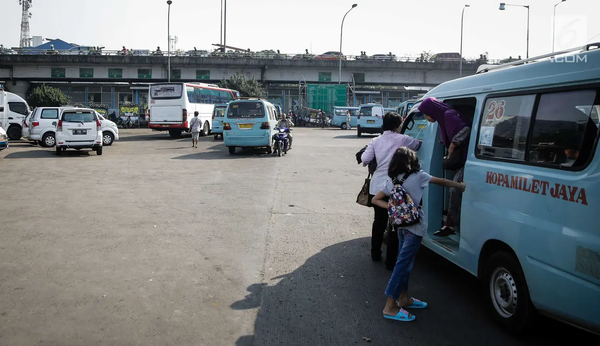 Penumpang turun dari angkutan umum (angkot) di Terminal Kampung Melayu, Jakarta, Jumat (26/5). Setelah sempat berhenti beroperasi pasca-ledakan bom Rabu (24/5) lalu, Terminal Kampung Melayu kembali dibuka dan dioperasikan. (Liputan6.com/Faizal Fanani)