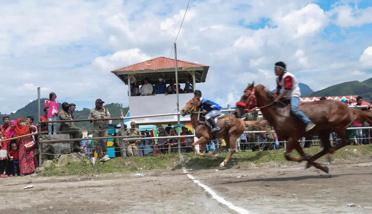 Sejumlah joki muda memacu kuda dalam lomba pacuan kuda tradisional di Takengon, Aceh, 10 Maret 2018. Ragam aksi para joki selalu menjadi tontonan, dan masyarakat selalu menyambut dengan antusias. (AFP PHOTO/CHAIDEER MAHYUDDIN)