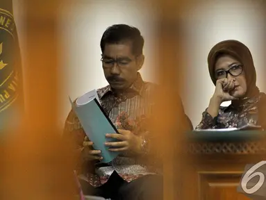 Romi Herton dan Istrinya Masyitoh saat menjalani sidang lanjutan di Pengadilan Tipikor, Jakarta, Kamis (4/12/2014). (Liputan6.com/Miftahul Hayat)