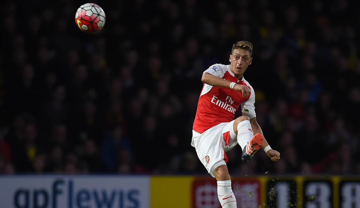 Gelandang Arsenal, Mesut Ozil berhasil menjadi raja assist di Liga Premier Inggris dimana dirinya sukses menorehkan 11 assist dalam 10 pertandingan. (AFP Photo/Paul Ellis)