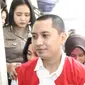 Terdakwa kasus First Travel Andika Surachman usai menjalani sidang di PN Depok, Jawa Barat, Rabu (30/5). Andika Surachman divonis 20 tahun penjara, sedangkan Anniesa Hasibuan di vonis 18 tahun penjara. (Liputan6.com/Herman Zakharia)