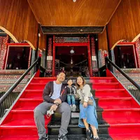 Penampilan keduanya pun makin kece dilengkapi dengan sneakers.  [Foto: IG/kikysaputrii]