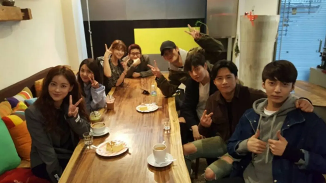 [Bintang] Hangatnya Kebersamaan Para Pemain Film Cheese in the Trap
