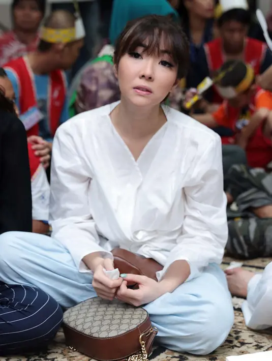 Dengan memberikan contoh, penyanyi kelahiran Surabaya 26 tahun silam itu berharap buah hatinya bisa mengikutinya. Bisa menumbuhkan sikap gempita untuk berbagi terhadap orang lain. (Deki Prayoga/Bintang.com)