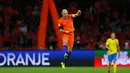 Arjen Robben berselebrasi setelah mencetak gol pertama lewat penalti ke gawang Swedia di  kualifikasi Piala Dunia 2018 di stadion Arena, Amsterdam (10/10). Usai pertandingan Robben menyatakan pensiun dari timnas Belanda. (AP Photo/Peter Dejong)