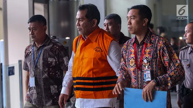 FOTO: Resmi Ditahan KPK, Bupati Hulu Sungai Tengah Kenakan Rompi Oranye