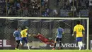 Gelandang Brazil, Paulinho, mencetak gol ke gawang Uruguay. Gol Paulinho lahir pada menit ke-19, 52 dan 90+2. (AFP/ Miguel Rojo)