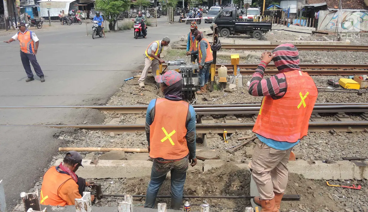 Pekerja PT KAI Daop 4 Semarang melakukan pengecekan sinyal kereta api di kawasan Stasiun Poncol, Semarang, Jawa Tengah, Rabu (12/12). Masa angkutan Natal dan Tahun Baru ditetapkan sejak 20 Desember 2018 hingga 6 Januari 2019. (Liputan6.com/Gholib)