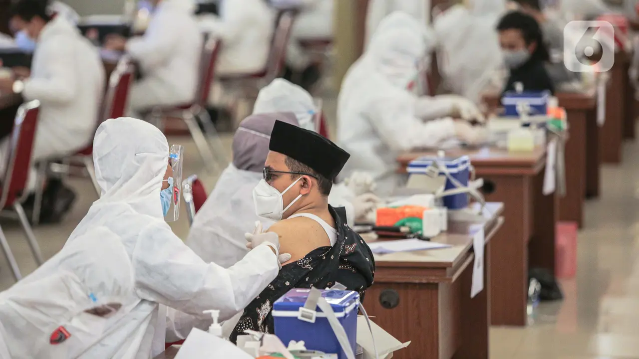 FOTO: Vaksinasi 1000 Pekerja di Peringatan Hari Buruh Internasional