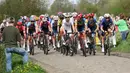 Pembalap Team SD Worx - Protime, Lotte Kopecky (tengah) memacu sepedanya di antara peloton saat perlombaan balap sepeda Paris Roubaix Femmes 2024 yang menempuh 148,5km antara Denain hingga Roubaix, Prancis, Sabtu (06/07/2024) waktu setempat. (AFP/Francois Lo Presti)