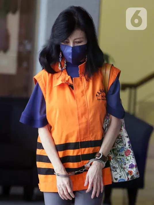 Wakil Direktur PT Adonara Propertindo, Anja Runtuwene usai menjalani pemeriksaan di Gedung KPK, Jakarta, Jumat (20/8/2021). Anja Runtuwene merupakan tersangka dugaan korupsi pengadaan tanah untuk Perumda Pembangunan Sarana Jaya tahun 2019 di Munjul Pondok Ranggon. (Liputan6.com/Helmi Fithriansyah)