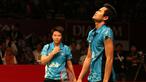 Ganda campuran Indonesia, Tontowi Ahmad/Liliyana Natsir, harus mengakui keunggulan wakil Tiongkok, Zhang Nan/Zhao Yunlei, 22-20, 21-23, 12-21, dalam semifinal Kejuaraan Dunia Bulutangkis 2015. Sabtu (15/8/2015). (Bola.com/Arief Bagus)