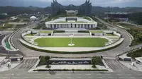 Sebelumnya, Menteri Sekretaris Negara (Mensesneg) Prasetyo Hadi mengungkap bahwa Presiden Prabowo Subianto memerintahkan Kepala Otorita Ibu Kota Nusantara (IKN) Basuki Hadimuljono untuk menyelesaikan pembangunan IKN dalam waktu tiga tahun. Tampak foto udara yang diambil pada 14 Agustus 2025 ini menunjukkan istana kepresidenan yang sedang dibangun di Ibu Kota Nusantara (IKN), ibu kota baru Indonesia yang direncanakan, di Kalimantan Timur. (Foto oleh AFP)