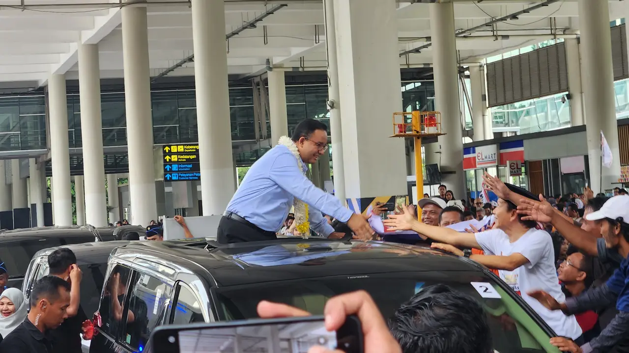 Capres Anies Baswedan tiba di Bandara Kualanamu, Medan, Sumatera Utara (Sumut) untuk kampanye Pemilu 2024, Minggu (3/12/2023).