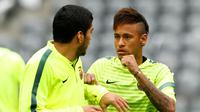 Neymar dan Luis Suarez saat latihan terakhir Barcelona jelang lawan Bayern Muenchen (Reuters / Michaela Rehle)