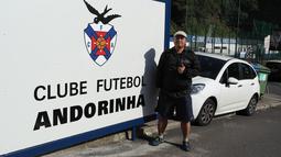 Jurnalis Bola.com, Reza Khomaini, berpose di depan klub sepak bola CF Andorinha di Kawasan San Antonio, Funchal, Portugal. Klub tersebut merupakan tempat awal Cristiano Ronaldo meniti karir sebagai pesepak bola. (Bola.com/Reza Khomaini)