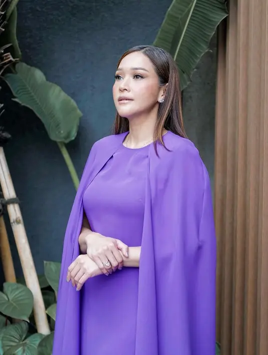 Maia Estianty tak pernah terlihat menata rambutnya dengan banyak gaya. Beberapa gaya rambut favorit Maia adalah membiarkan rambutnya tergerai, seperti terlihat di foto ini, menampilkan pesona wajahnya yang cantik. Foto: Instagram.