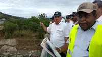 Menteri Pekerjaan Umum dan Perumahan Rakyat (PUPR) Basuki Hadimuljono mengunjungi lokasi banjir bandang Sentani di Kampung Doyo Baru, Papua. Liputan6.com/Maulandy