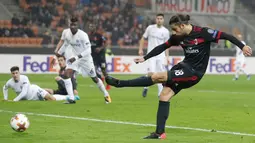 Pemain AC Milan, Ricardo Rodriguez melakukan tendangan ke gawang Austria Wien pada matchday kelima Liga Europa di Stadion San Siro, Jumat (24/11). AC Milan memastikan diri lolos sebagai juara Grup D usai menang 5-1. (AP/Antonio Calanni)