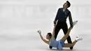 Atlet China, Wenjing Sui dan Cong Han, beraksi di nomor Pairs Free Skating dalam kejuaraan figure skating ISU Four Continents di Taipei, (20/2/2016). (AFP/Sam Yeh)