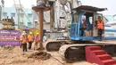 Dirut PT Elang Medika Corpora (EMC) Andya Daniswara mengoperasikan alat berat ketika meresmikan groundbreaking gedung baru RS EMC Tangerang, Banten, Rabu (4/7). Pembangunan gedung 8 lantai ini diperkirakan sekitar dua tahun. (Liputan6.com/Arya Manggala)