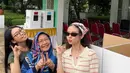 Yuki Kato hadir bersama ibu dan adiknya saat nyoblos. Ia memilih mengenakan dress panjang knit warna kuning bergaris pink. Dress lengan pendek dipadukan kacamata hitam dan syal yang dikenakan di atas kepalanya. [@yukikt]