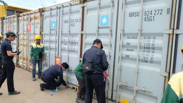 Potret Pelabuhan Batu Ampar, Batam dari Kejauhan yang sesak dipenuhi kontainer limbah elektronik dari Amerika Serikat (AS).