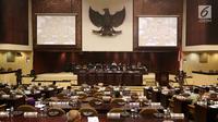 Suasana Rapat Paripurna DPD di Jakarta, Jumat (5/10). BPK menyerahkan Ikhtisar Hasil Pemeriksaan Semester (IHPS) I BPK kepada DPD yang merupakan suatu kewajiban dan dalam Pasal 18 UU Nomor 15 Tahun 2014. (Liputan6.com/JohanTallo)