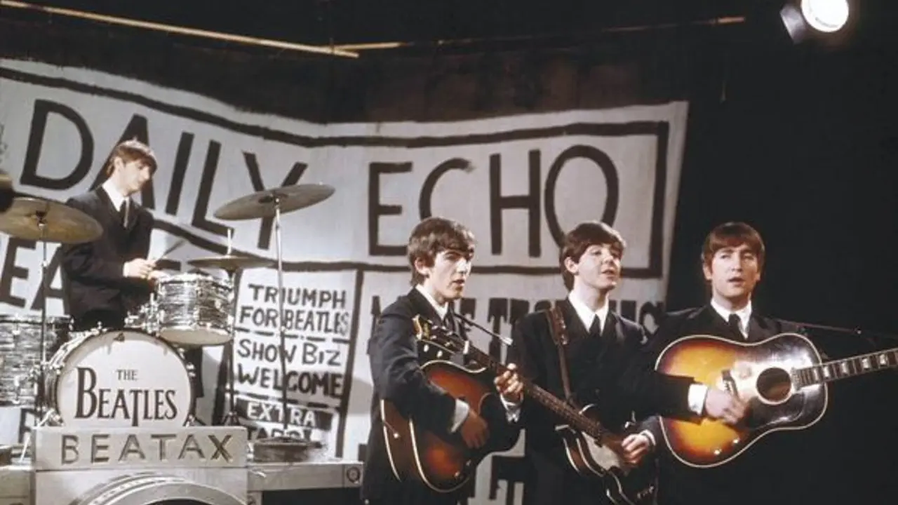 John Lennon dan Gitar Gibson J-160E miliknya.