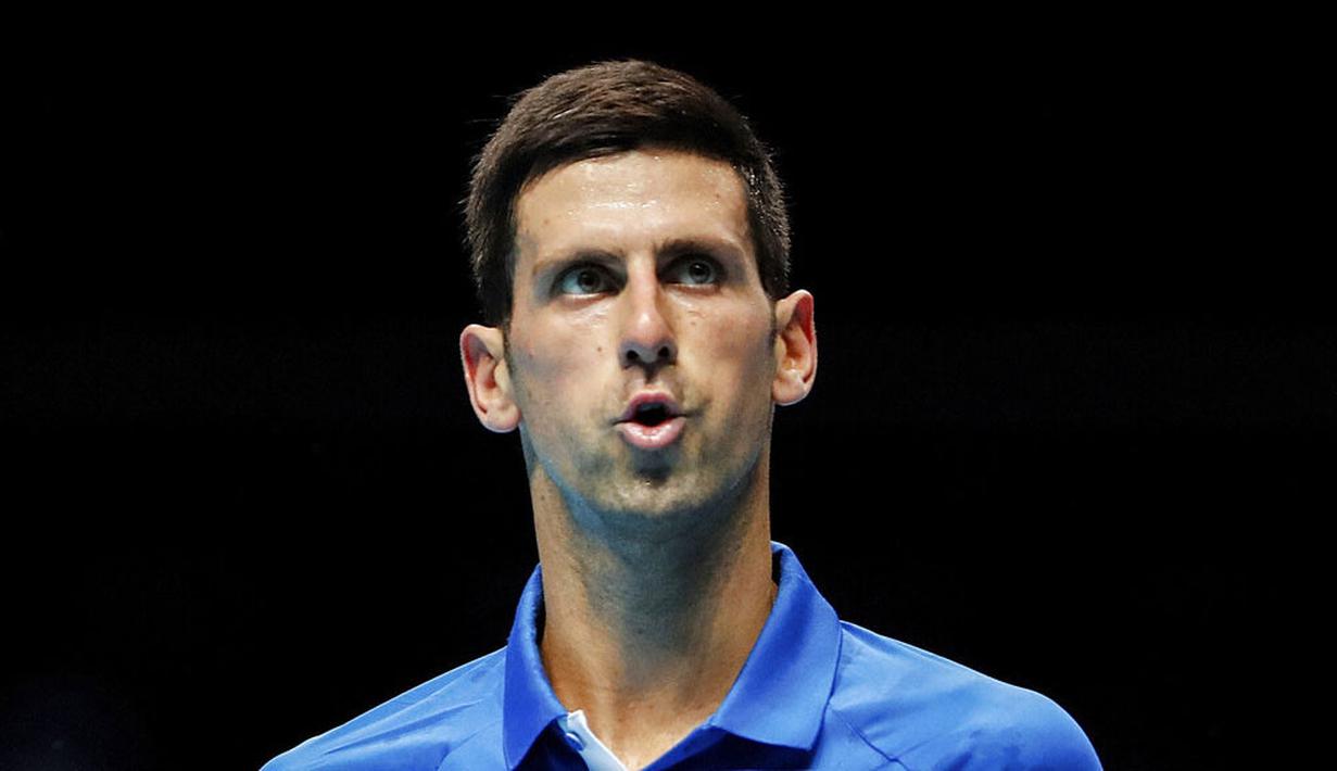 Petenis Serbia, Novak Djokovic, tampak menghela nafas usai ditaklukkan Petenis Rusia, Daniil Medvedev, pada ATP Finals di O2 Arena, London, Kamis (19/11/2020). Petenis nomor satu dunia itu takluk 3-6 3-6. (AP/Frank Augstein)