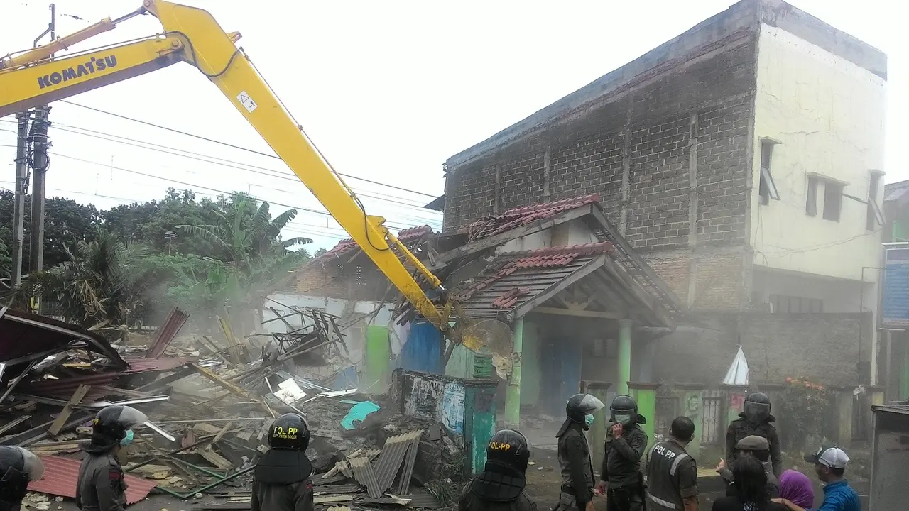 Ratusan bangunan tanpa izin di kawasan Jalan Raya Bojonggede, Kabupaten Bogor, dibongkar petugas Satpol PP Kabupaten Bogor.