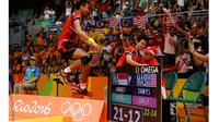 Tontowi Ahmad dan Liliyana Natsir merayakan kemenangan bersama pelatihnya Richard Mainaky usai meraih medali emas Olimpiade Rio 2016 saat mengalahkan Peng Soon Chan dan Liu Ying Goh dari Malaysia. (REUTERS/Mike Blake)