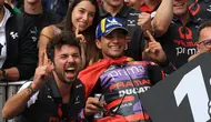 Selebrasi pembalap Ducati asal Spanyol, Jorge Martin bersama timnya merayakan keberhasilan menjuarai balapan utama MotoGP Portugal 2024 di Sirkuit Internasional Algarve, Portimao, Portugal, Minggu (24/3/2024) malam WIB. (AFP/Patricia De Melo Moreira)