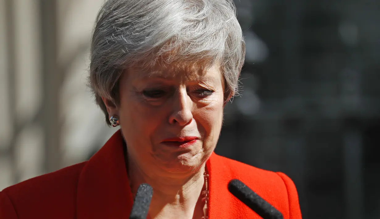 Perdana Menteri Inggris Theresa May menangis saat mengumumkan pengunduran dirinya di luar 10 Downing street di pusat London (24/5/2019). Theresa May mengumumkan dirinya akan mundur pada 7 Juni mendatang. (AFP Photo/Tolga Akmen)