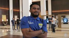 Tim Persib Bandung dilepas oleh keluarga dan dikawal polisi menuju laga final Piala Presiden 2015 di Stadion Utama Gelora Bung Karno, Senayan, Minggu (18/10/2015).