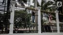 Pekerja melakukan pengecatan pagar di kompleks Parlemen Gedung DPR/MPR, Senayan, Jakarta., Rabu (16/10/2019). Jelang pelantikan presiden dan wakil presiden pada 20 Oktober, berbagai persiapan dilakukan Gedung DPR, salah satunya mempercantik pagar di depan pintu masuk. (Liputan6.com/Faizal Fanani)