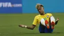 Striker Brasil, Neymar, tampak protes saat melawan Swiss pada laga Grup E Piala Dunia di Rostov Arena, Rostov-on-Don, Minggu (17/6/2018). Kedua negara bermain imbang 1-1. (AP/Darko Vojinovic)