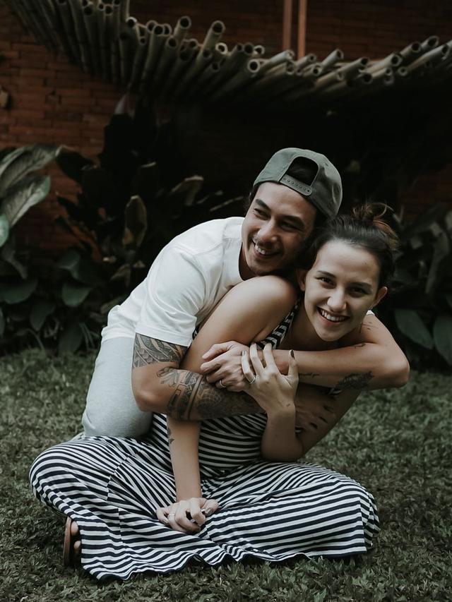 Segera Dikaruniai Anak Ketiga, Ini 6 Potret Manis Fandy Christian dan Dahlia Poland