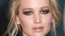 Jennifer Lawrence berpose untuk fotografer setibanya menghadiri premier film terbarunya, Mother!, di London, Rabu (6/9). Tampilan aktris 27 tahun itu semakin cantik dengan riasan mata smokey dan pulasan lipstik pink glossy. (Vianney Le Caer/Invision/AP)