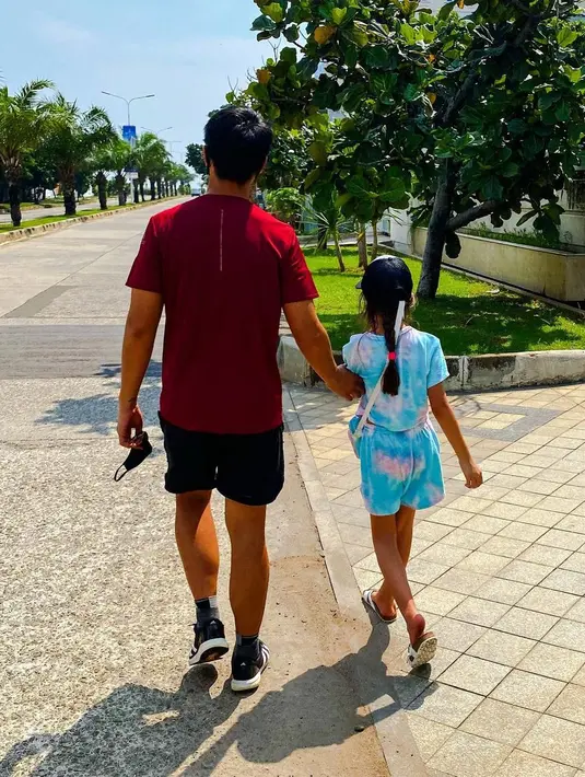 Daniel Mananta dikenal sebagai salah satu artis Indonesia yang gemar berolahraga. Oleh karena itu, ia terlihat mengajak anaknya untuk berjalan keliling komplek. (Foto: instagram.com/lolagin)