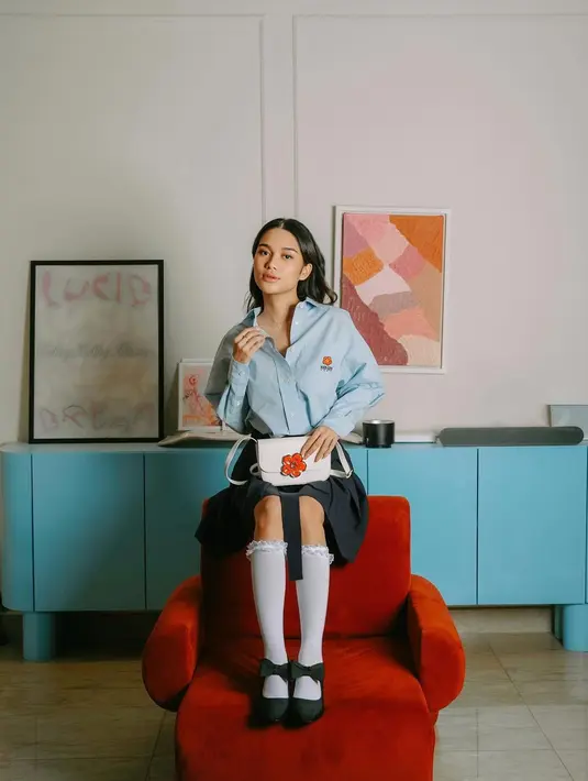 Azizah Salsha menyempurnakan gaya anak sekolahannya dengan kaus kaki putih panjang yang manis dan pantofel hitam dengan detail strap pita berwarna hitam. [foto: Instagram/azizahsalsha_]