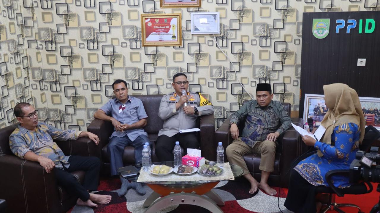 Kapolres Rokan Hulu AKBP Budi Setiyono bersama pihak terkait dalam talk show mencegah kampanye hitam Pilkada.