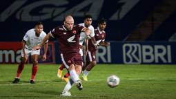 Tim Juku Eja mendapatkan hadiah penalti setelah pelanggaran yang dilakukan bek Persipura. Anco Jansen sendiri yang tampil sebagai eksekutor penaltinya di menit ke-13. Striker asal Belanda itu mengarahkan bola ke kanan gawang Persipura. (Bola.com/Bagaskara Lazuardi)