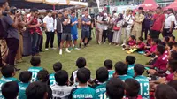 Atep bersama Tantan tengah memberikan choching clinic sepakbola kepada anak-anak di Ciamis (Liputan6.com/Jayadi Supriadin)