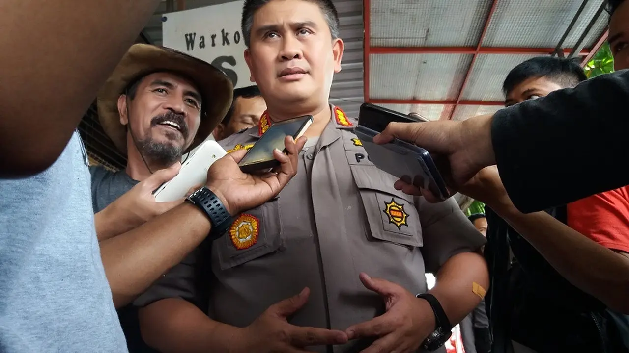 Kepala Bidang Humas Polda Sulsel, Kombes Pol Dicky Sondani membenarkan istri Wabup Bone jadi tersangka dugaan korupsi proyek PAUD (Liputan6.com/ Eka Hakim)