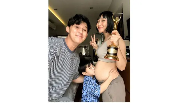 7 Potret Rinni Wulandari Pamer Baby Bump, Umumkan Kehamilan Kedua