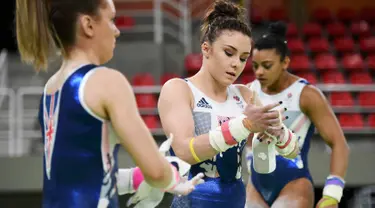 Atlet senam Ruby Harrold asal United Kingdom memakai kapur ditangannya saat berlatih jelang penampilannya di ajang Olimpiade 2016 di Rio Olympic Arena di Rio de Janeiro, Brazil, (4/8). (REUTERS/REUTERS/Dylan Martinez)