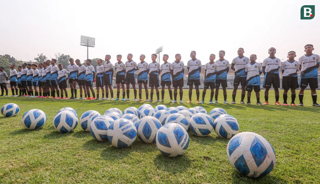 Siswa Papua Football Academy berbaris sebelum coaching clinic bersama legenda Borussia Dortmund yang berlangsung di Stadion Madya, Senayan, Jakarta, Jumat (08/09/2023). (Bola.com/Bagaskara Lazuardi)