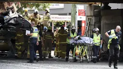 Petugas mengevakuasi penumpang dari dalam bus yang menabrak kolong jembatan kereta di Montague, South Melbourne, Australia (22/2). Belum diketahui penyebab tertabraknya bus yang mengangkut 19 orang ini. (REUTERS/Mal Fairclough)