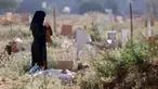 Seorang wanita Palestina berdoa di dekat makam seorang kerabatnya yang menjadi korban dalam konflik yang sedang berlangsung antara Israel dan milisi Hamas, di sebuah pemakaman darurat di lingkungan al-Tuffah timur Kota Gaza, pada 16 Juni 2024. (Omar AL-QATTAA/AFP)